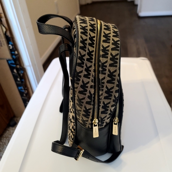 MICHAEL KORS ABBEY MD BACKPACK - Picture 5 of 5